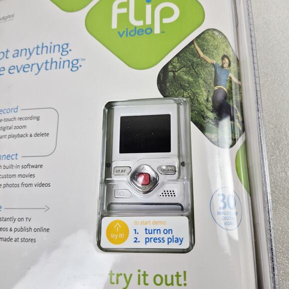 Flip Video F130W White 2x Digital Zoom USB 512MB Memory NEW - Picture 3 of 9